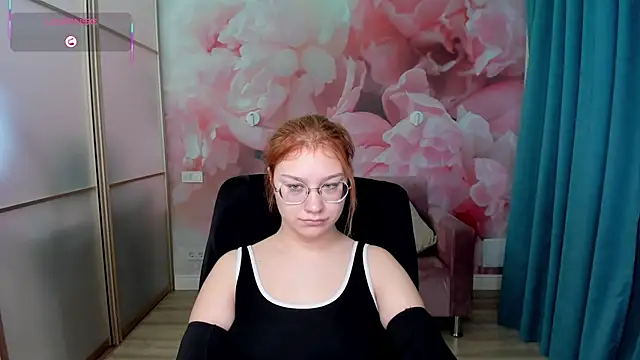 Snapshot of AngelinaLow chatting on December 4, 2025, 12:36 pm AngelinaLow online show from December 4, 2025, 12:36 pm