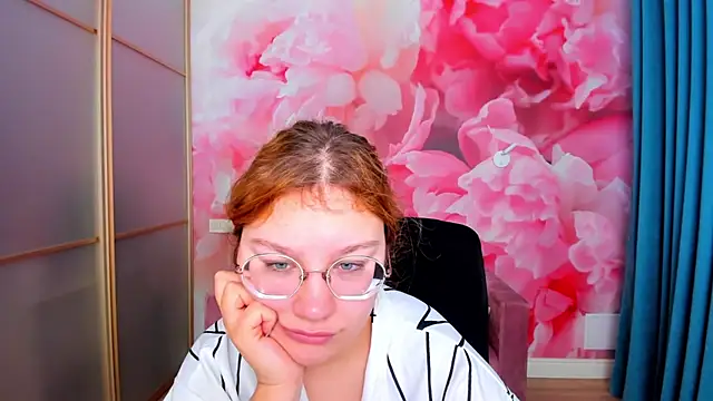 AngelinaLow online show from February 15, 2026, 6:32 am