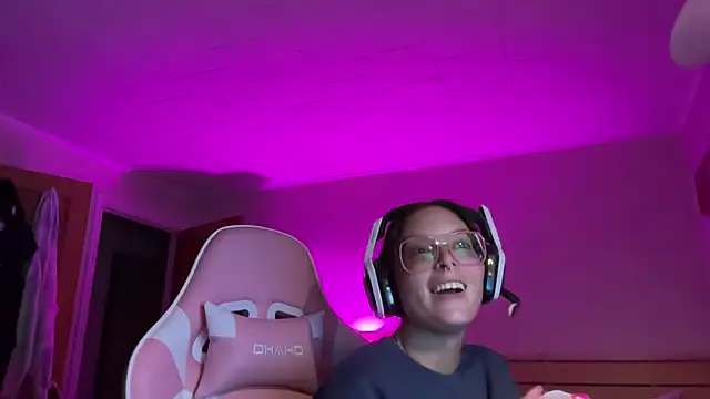 Snapshot of SpaceCowWhore chatting on September 21, 2025, 12:45 am SpaceCowWhore online show from September 21, 2025, 12:45 am