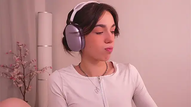 mystica  online show from November 27, 2025, 8:49 am