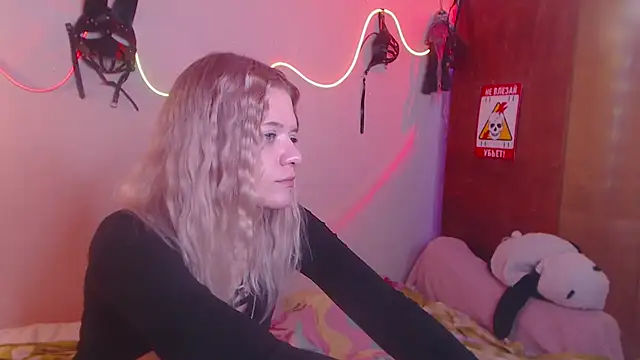 Snapshot of Your_Horny_Friends chatting on March 23, 2025, 6:05 am Your Horny Friends online show from March 23, 2025, 6:05 am