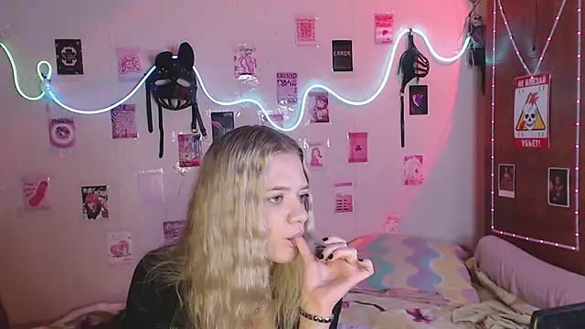 Snapshot of Your_Horny_Friends chatting on September 9, 2025, 8:47 am Your Horny Friends online show from September 9, 2025, 8:47 am