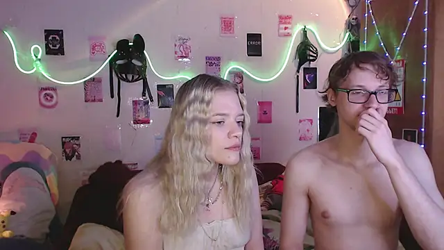 Snapshot of Your_Horny_Friends chatting on September 13, 2025, 11:21 am Your Horny Friends online show from September 13, 2025, 11:21 am