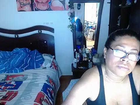 Tu-Reina online show from December 15, 2025, 6:56 pm