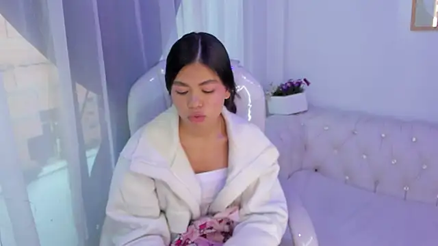 Pretty Johnson  online show from November 23, 2025, 12:16 pm