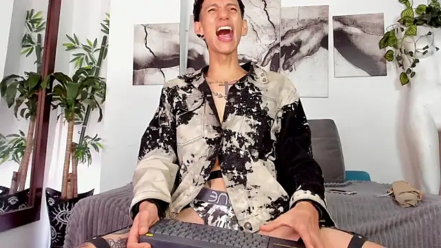 Giotrashy online show from April 16, 2026, 4:19 pm