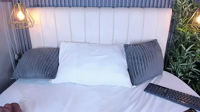 LauraCarther online show from April 14, 2026, 8:04 pm