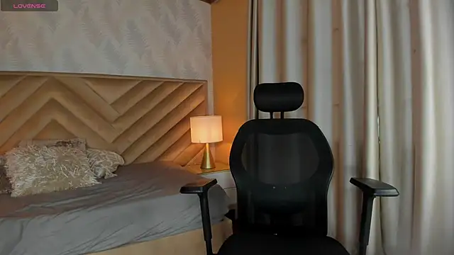 alice kingsley  online show from November 24, 2025, 7:35 pm