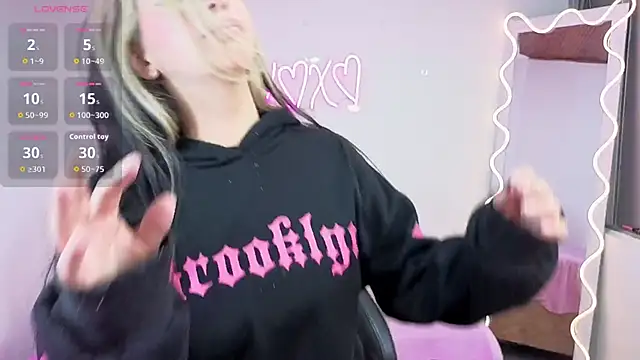 Snapshot of Malory_tay1 chatting on December 3, 2025, 7:23 pm Malory tay1 online show from December 3, 2025, 7:23 pm