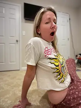 Snapshot of LittleMsMILF chatting on February 24, 2026, 6:55 am LittleMsMILF online show from February 24, 2026, 6:55 am