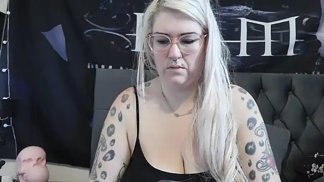 Snapshot of Sizzling_Indie36 chatting on October 18, 2025, 10:05 am Sizzling Indie36 online show from October 18, 2025, 10:05 am