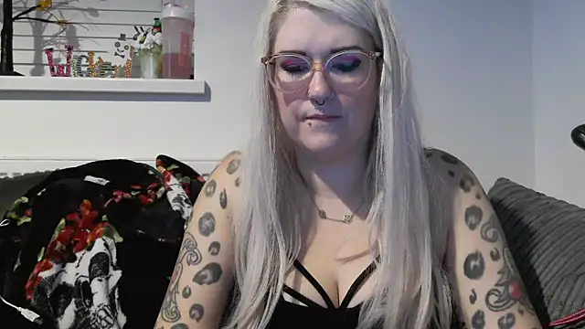 Snapshot of Sizzling_Indie36 chatting on October 18, 2025, 10:10 pm Sizzling Indie36 online show from October 18, 2025, 10:10 pm