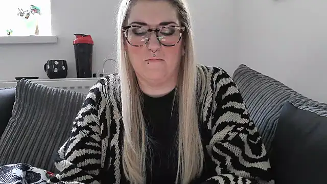 Snapshot of Sizzling_Indie36 chatting on November 18, 2025, 2:54 pm Sizzling Indie36 online show from November 18, 2025, 2:54 pm