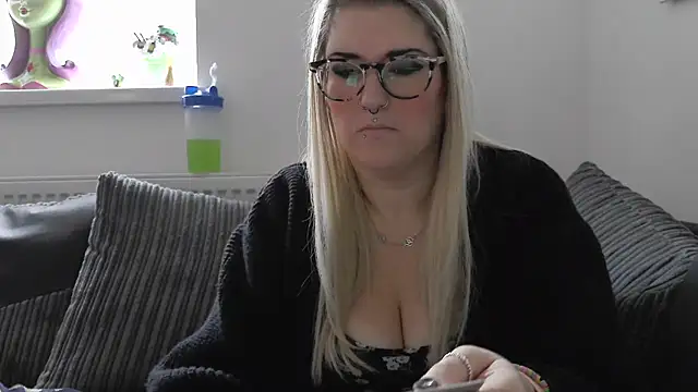 Snapshot of Sizzling_Indie36 chatting on November 19, 2025, 1:55 pm Sizzling Indie36 online show from November 19, 2025, 1:55 pm