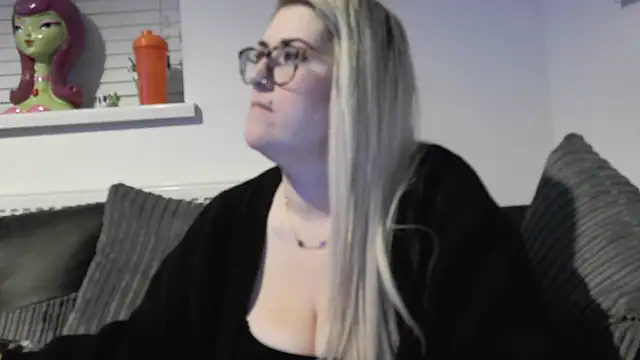 Snapshot of Sizzling_Indie36 chatting on November 21, 2025, 6:06 pm Sizzling Indie36 online show from November 21, 2025, 6:06 pm