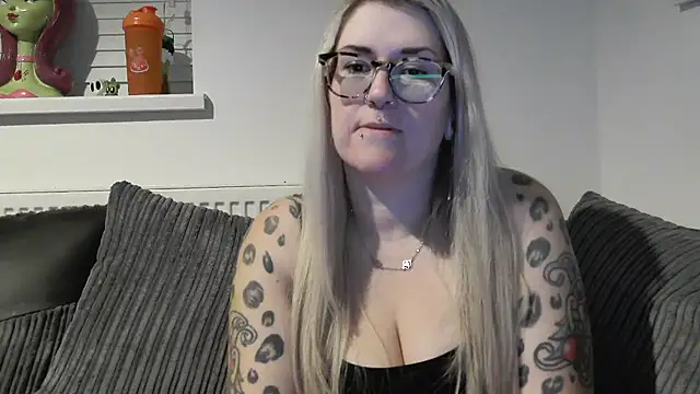 Snapshot of Sizzling_Indie36 chatting on November 22, 2025, 11:04 pm Sizzling Indie36 online show from November 22, 2025, 11:04 pm