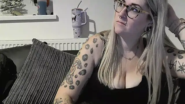 Snapshot of Sizzling_Indie36 chatting on November 30, 2025, 7:18 pm Sizzling Indie36 online show from November 30, 2025, 7:18 pm