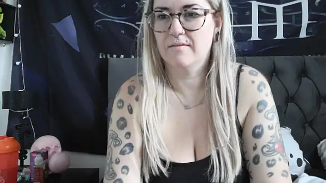 Snapshot of Sizzling_Indie36 chatting on December 14, 2025, 12:10 pm Sizzling Indie36 online show from December 14, 2025, 12:10 pm