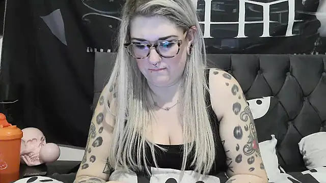 Snapshot of Sizzling_Indie36 chatting on December 15, 2025, 12:15 am Sizzling Indie36 online show from December 15, 2025, 12:15 am