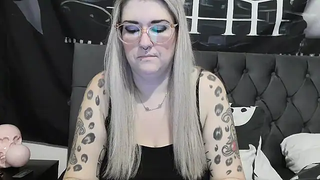 Snapshot of Sizzling_Indie36 chatting on December 16, 2025, 10:48 pm Sizzling Indie36 online show from December 16, 2025, 10:48 pm