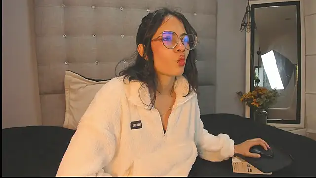 Snapshot of Moon__April chatting on November 24, 2025, 7:24 pm Moon April online show from November 24, 2025, 7:24 pm