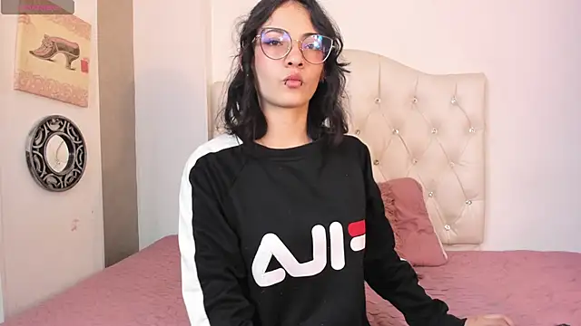 Snapshot of Moon__April chatting on December 5, 2025, 9:00 pm Moon April online show from December 5, 2025, 9:00 pm