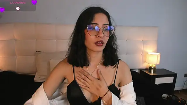 Snapshot of Moon__April chatting on December 17, 2025, 8:37 pm Moon April online show from December 17, 2025, 8:37 pm