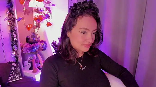 Snapshot of Angelica_Moon21 chatting on October 19, 2025, 4:57 am Angelica Moon21 online show from October 19, 2025, 4:57 am