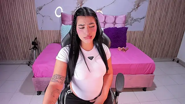 Snapshot of Nicolee19 chatting on December 2, 2025, 11:04 am Nicolee19 online show from December 2, 2025, 11:04 am