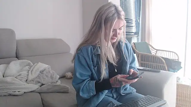 tattoobbgirl online show from December 18, 2025, 3:29 pm