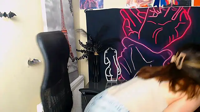 Snapshot of VanessaRey_ chatting on June 18, 2026, 6:24 am VanessaRey online show from June 18, 2026, 6:24 am