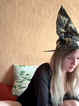 mollygirll online show from October 29, 2025, 11:56 am