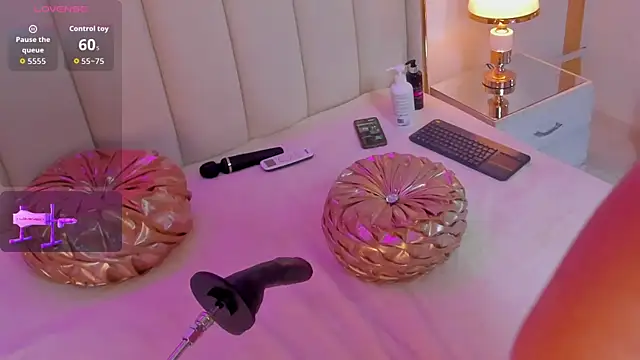 AriaJonnes  online show from October 25, 2025, 2:13 pm