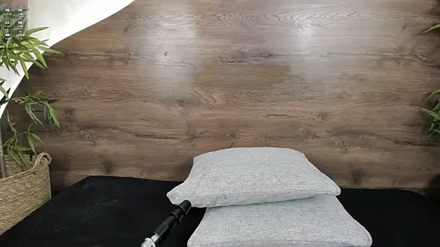 mia lacy  online show from November 22, 2025, 7:35 pm