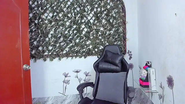 Sarahbrowm  online show from November 26, 2025, 9:27 pm