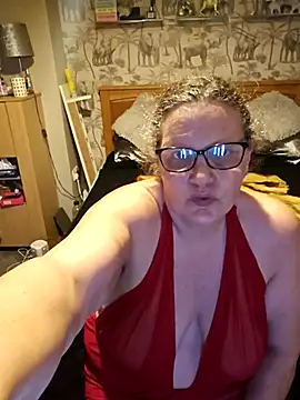 Snapshot of MissQueenBeex chatting on March 8, 2026, 7:39 pm MissQueenBeex online show from March 8, 2026, 7:39 pm