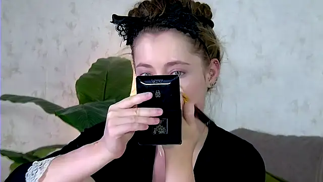 AshleyD  online show from October 6, 2025, 2:31 am