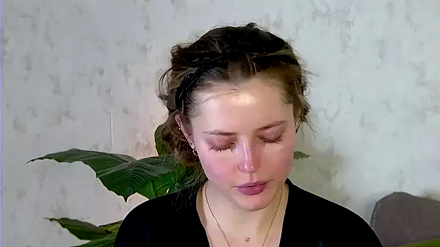 AshleyD  online show from December 5, 2025, 1:31 pm