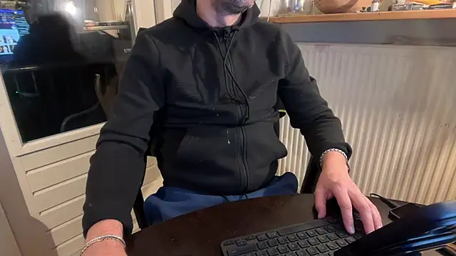 Snapshot of MaxiDimi chatting on October 29, 2025, 10:11 pm MaxiDimi online show from October 29, 2025, 10:11 pm