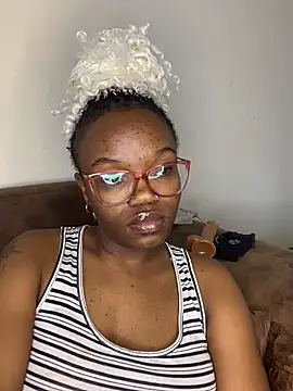 YummyMelanin117 online show from April 14, 2026, 1:28 pm