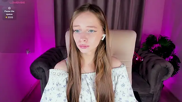 Amy Waynee online show from November 7, 2025, 5:02 pm