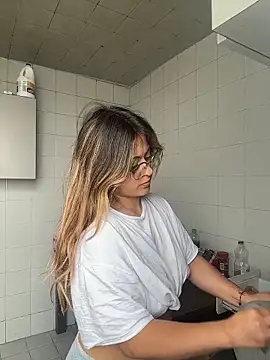 emma  bell  online show from December 4, 2025, 2:37 pm