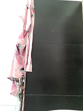 Snapshot of Yuli_Mars chatting on October 31, 2025, 3:57 pm Yuli Mars online show from October 31, 2025, 3:57 pm