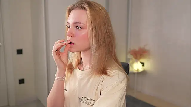 Snapshot of Cyberheart_ chatting on November 9, 2025, 5:55 pm Cyberheart online show from November 9, 2025, 5:55 pm