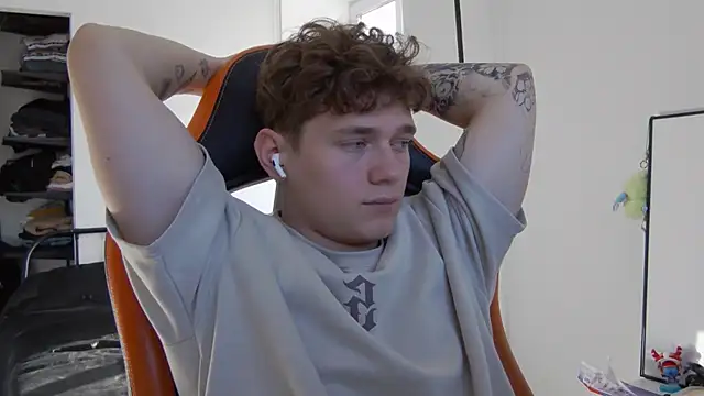 Snapshot of DanyDavis chatting on October 8, 2025, 8:12 am DanyDavis online show from October 8, 2025, 8:12 am