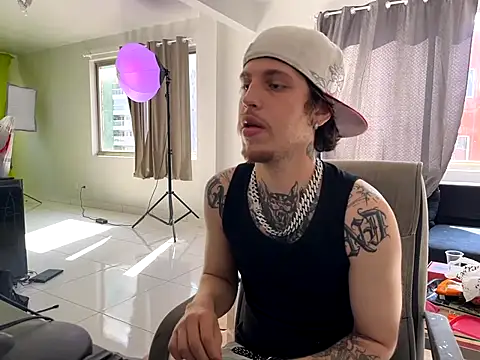 Snapshot of bigrosa21cm chatting on October 5, 2025, 12:36 pm bigrosa21cm online show from October 5, 2025, 12:36 pm