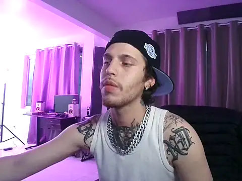 Snapshot of bigrosa21cm chatting on November 1, 2025, 9:28 pm bigrosa21cm online show from November 1, 2025, 9:28 pm