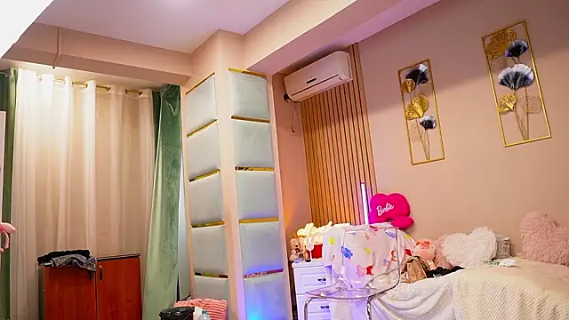 Snapshot of SabrinaJade chatting on February 3, 2026, 5:49 am SabrinaJade online show from February 3, 2026, 5:49 am