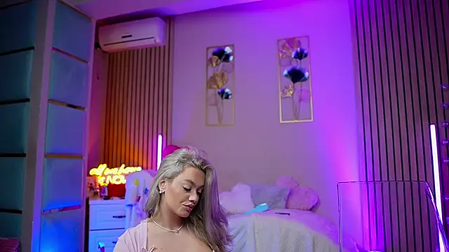 Snapshot of SabrinaJade chatting on February 10, 2026, 5:33 am SabrinaJade online show from February 10, 2026, 5:33 am