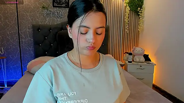 Snapshot of mialeia01 chatting on February 5, 2026, 7:40 pm mialeia01 online show from February 5, 2026, 7:40 pm